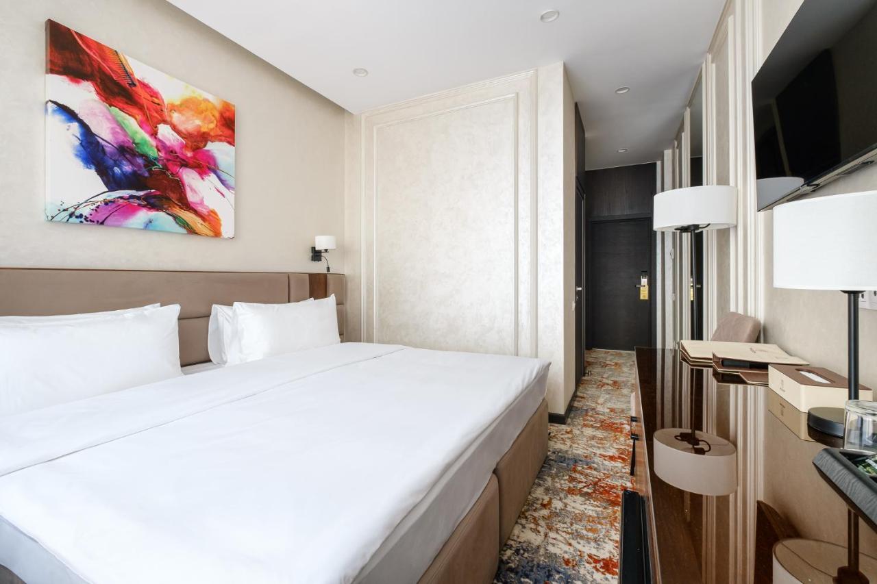 Grand Mildom Hotel Almati Kültér fotó