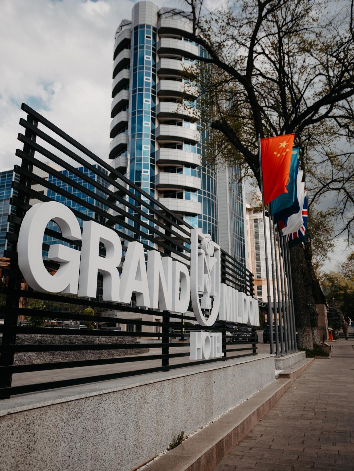 Grand Mildom Hotel Almati Kültér fotó